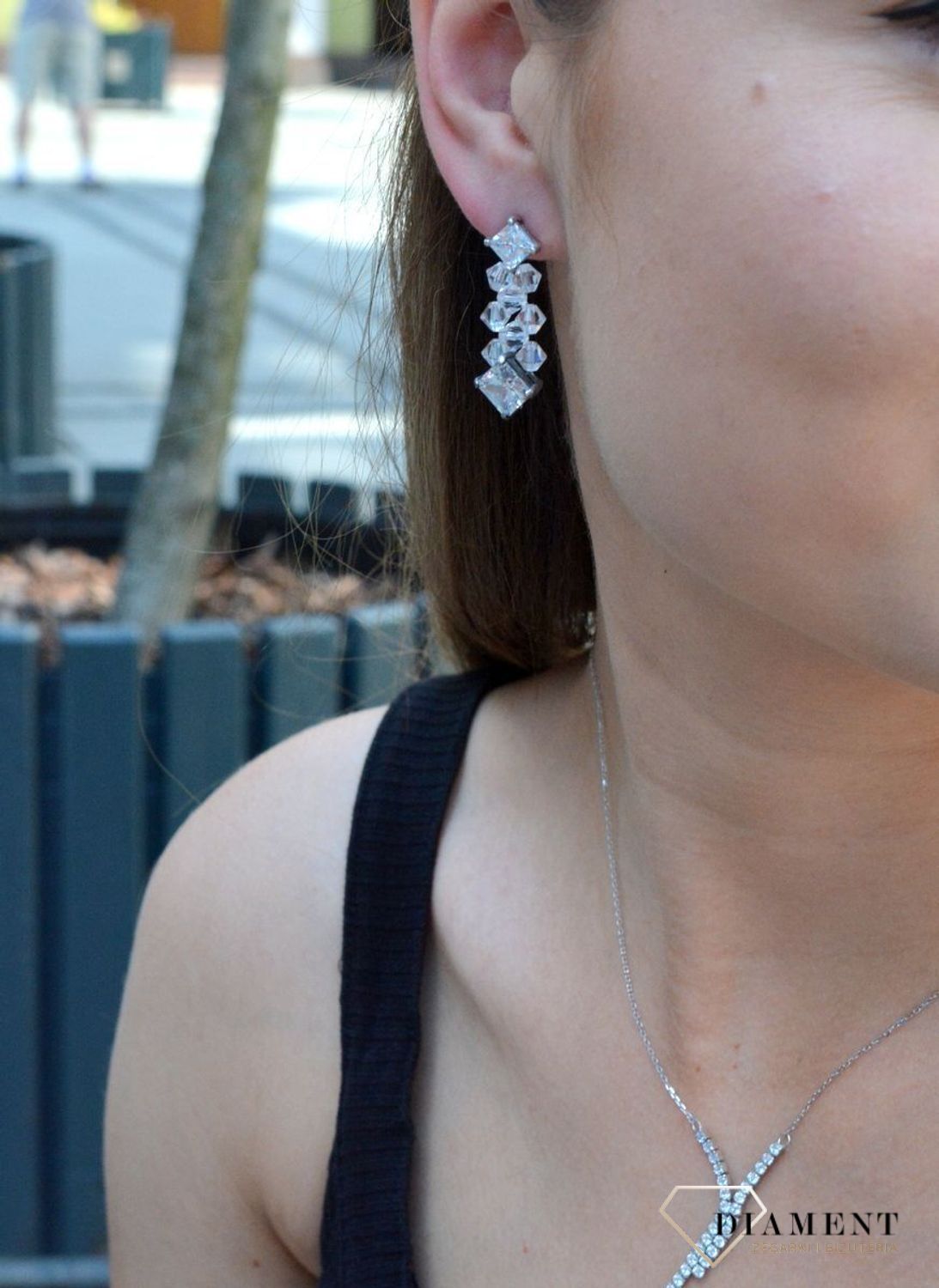 Wiszące kolczyki ślubne wykonane z najwyższej jakości srebra próby 925 i perfekcyjnie szlifowanych kryształów połączonych z cyrkoniami osadzonymi w srebrnej oprawie. Ze względu na neutralny kolor.jpg